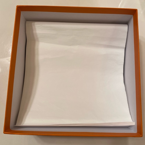 HERMÈS GIFT BOX WITH RIBBON - Picture 3 of 6